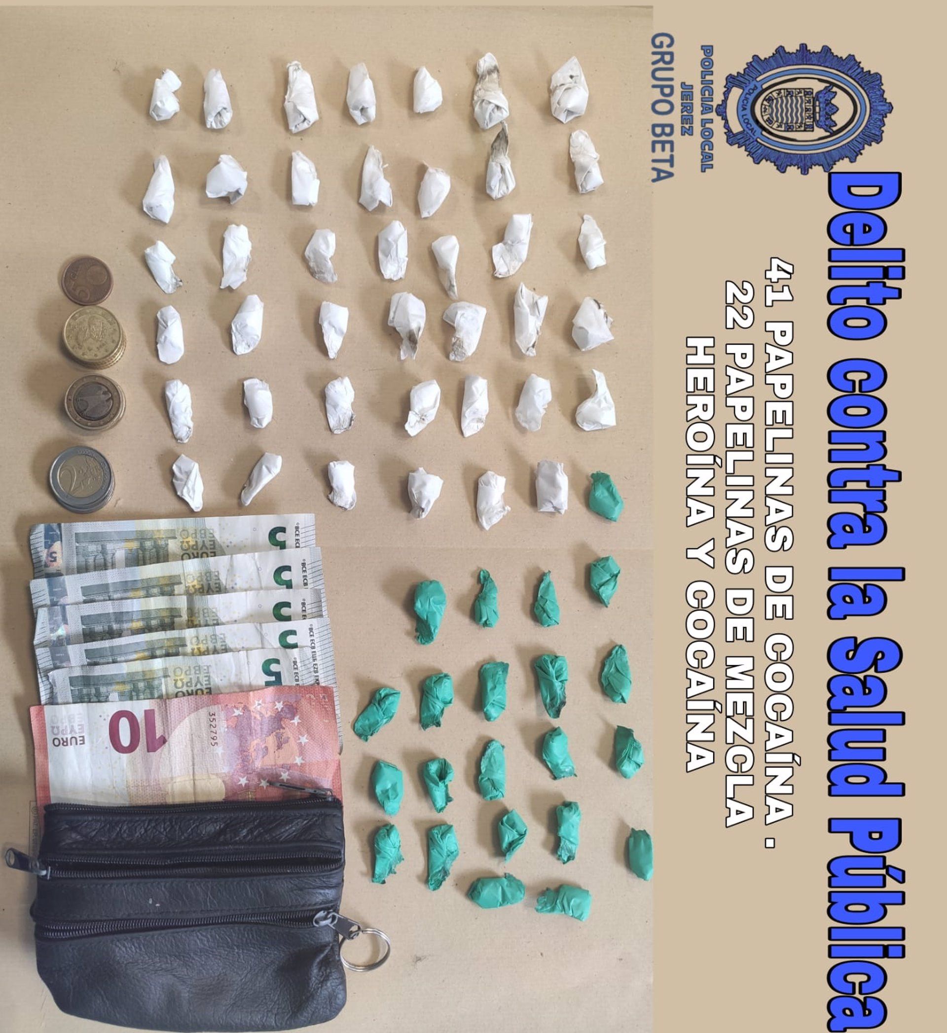 Sorprendidos 'in fraganti' comprando y vendiendo coca y heroína en San Telmo. Papelinas y dinero intervenido por la Policía Local.