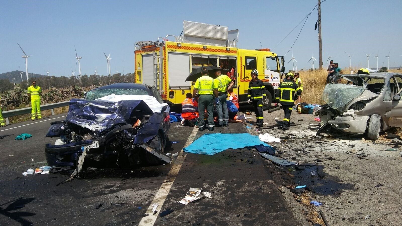 Brutal impacto en Tarifa. FOTO: CONSORCIO DE BOMBEROS.