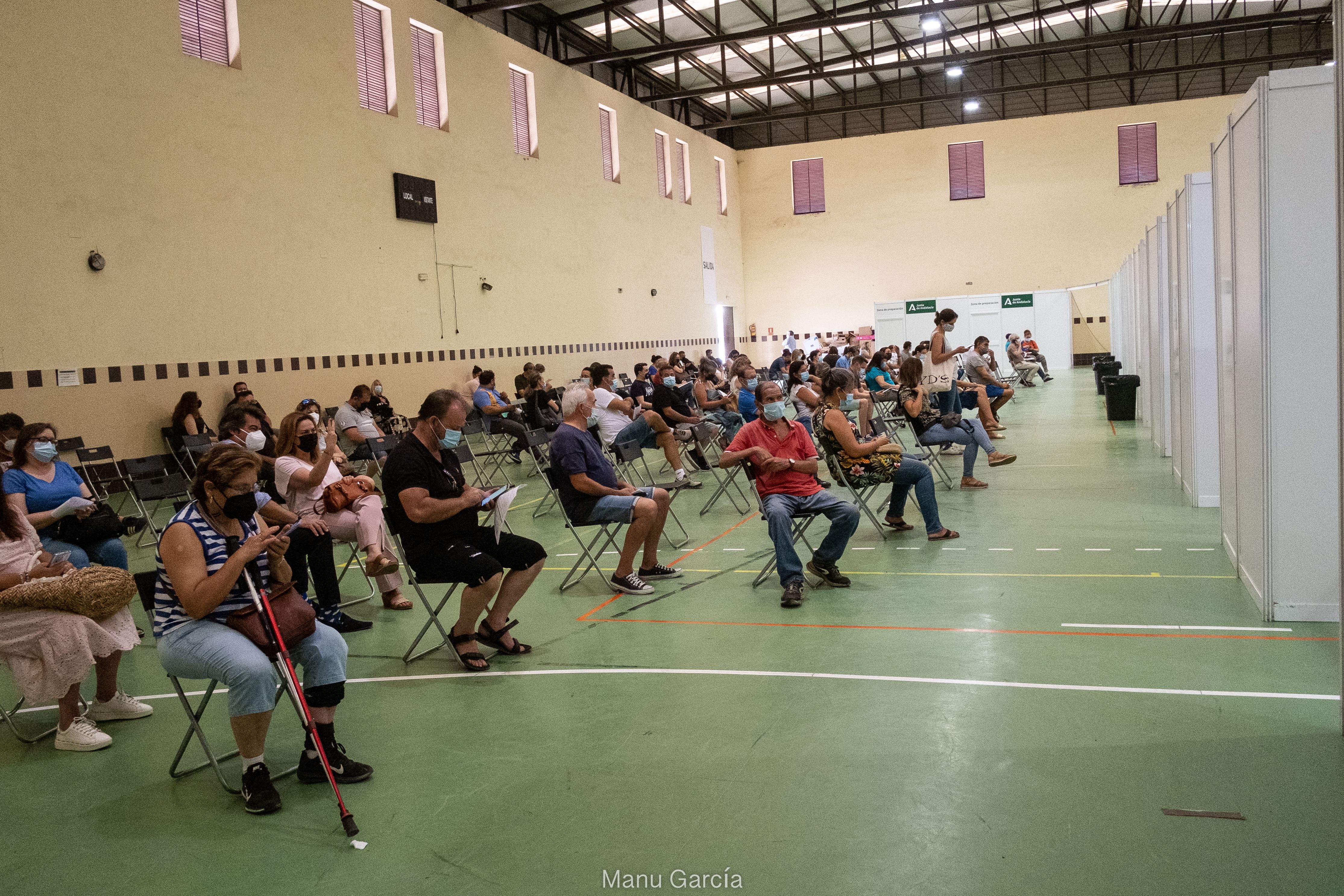 La tasa de incidencia vuelve a subir en Cádiz, pese a que el ritmo de vacunación es muy alto. En la imagen, centro de vacunación masiva en Jerez, esta semana.