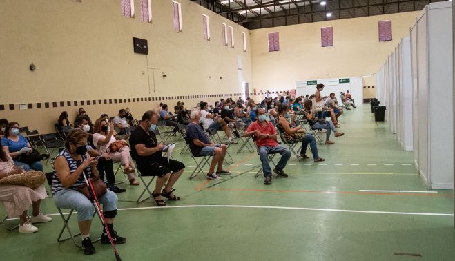 La tasa de incidencia vuelve a subir en Cádiz, pese a que el ritmo de vacunación es muy alto. En la imagen, centro de vacunación masiva en Jerez, esta semana.