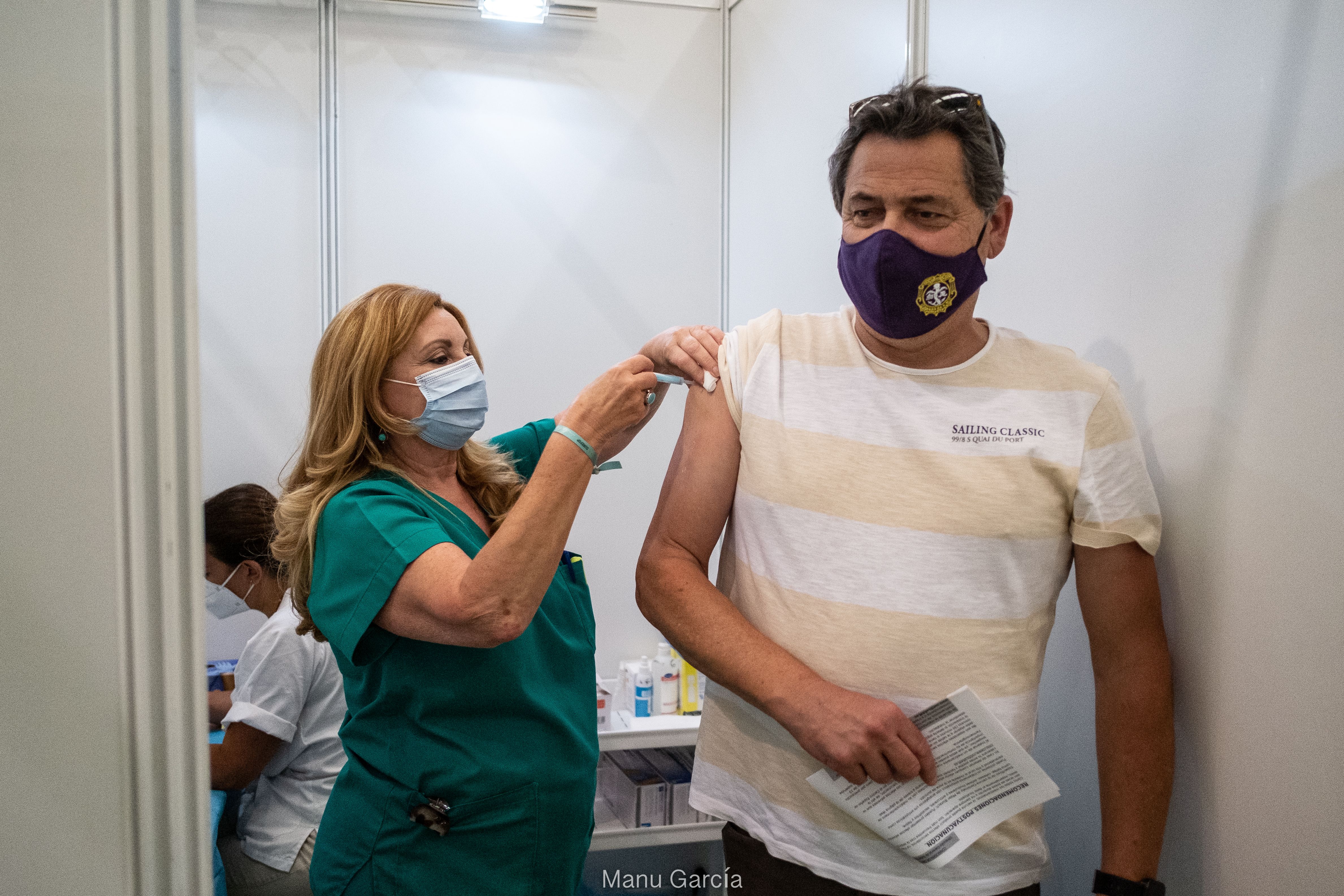 Una persona vacunándose en el 'Vega Veguita' de Jerez.