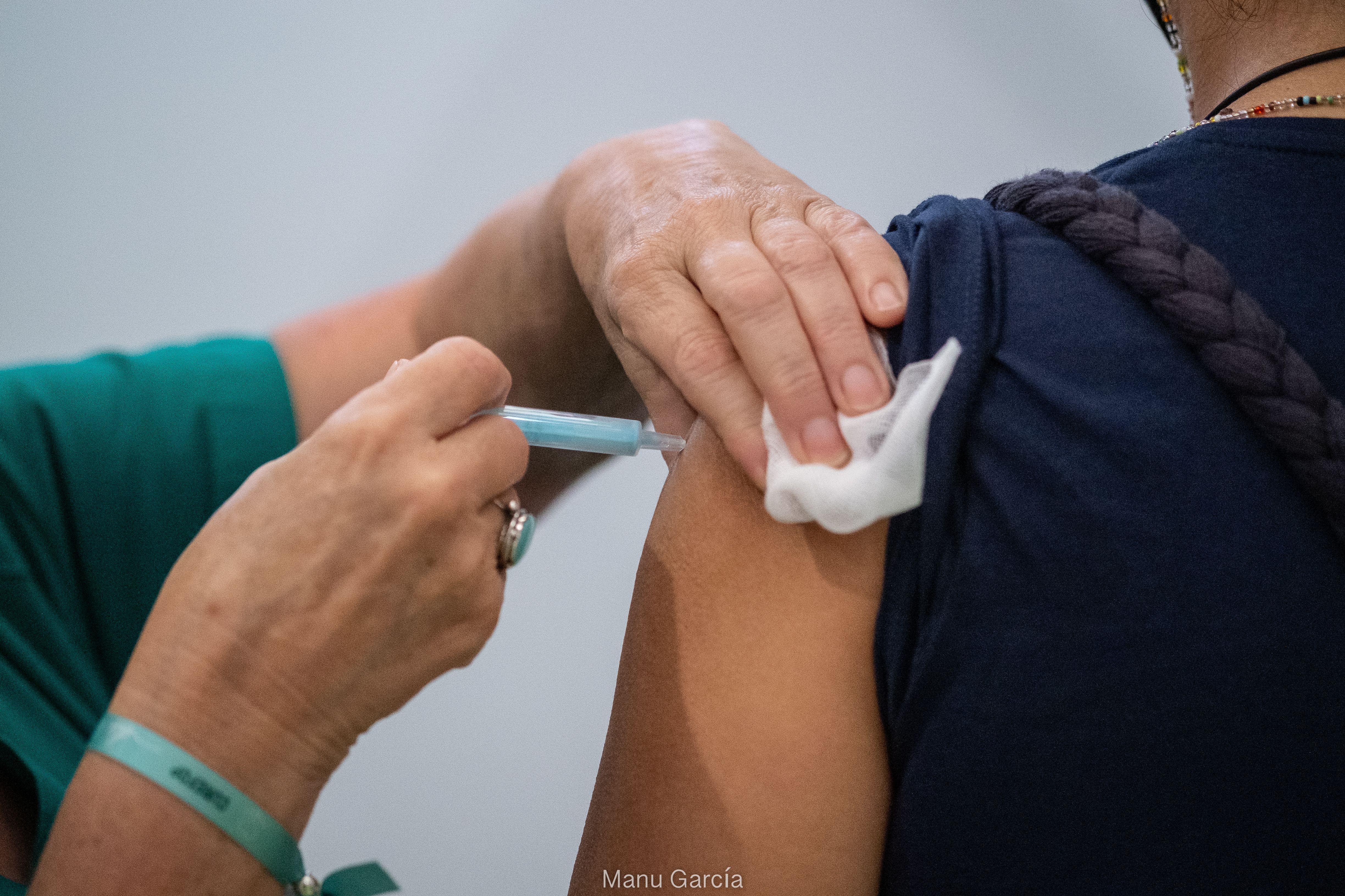 Una persona siendo vacunada en Andalucía, días atrás.