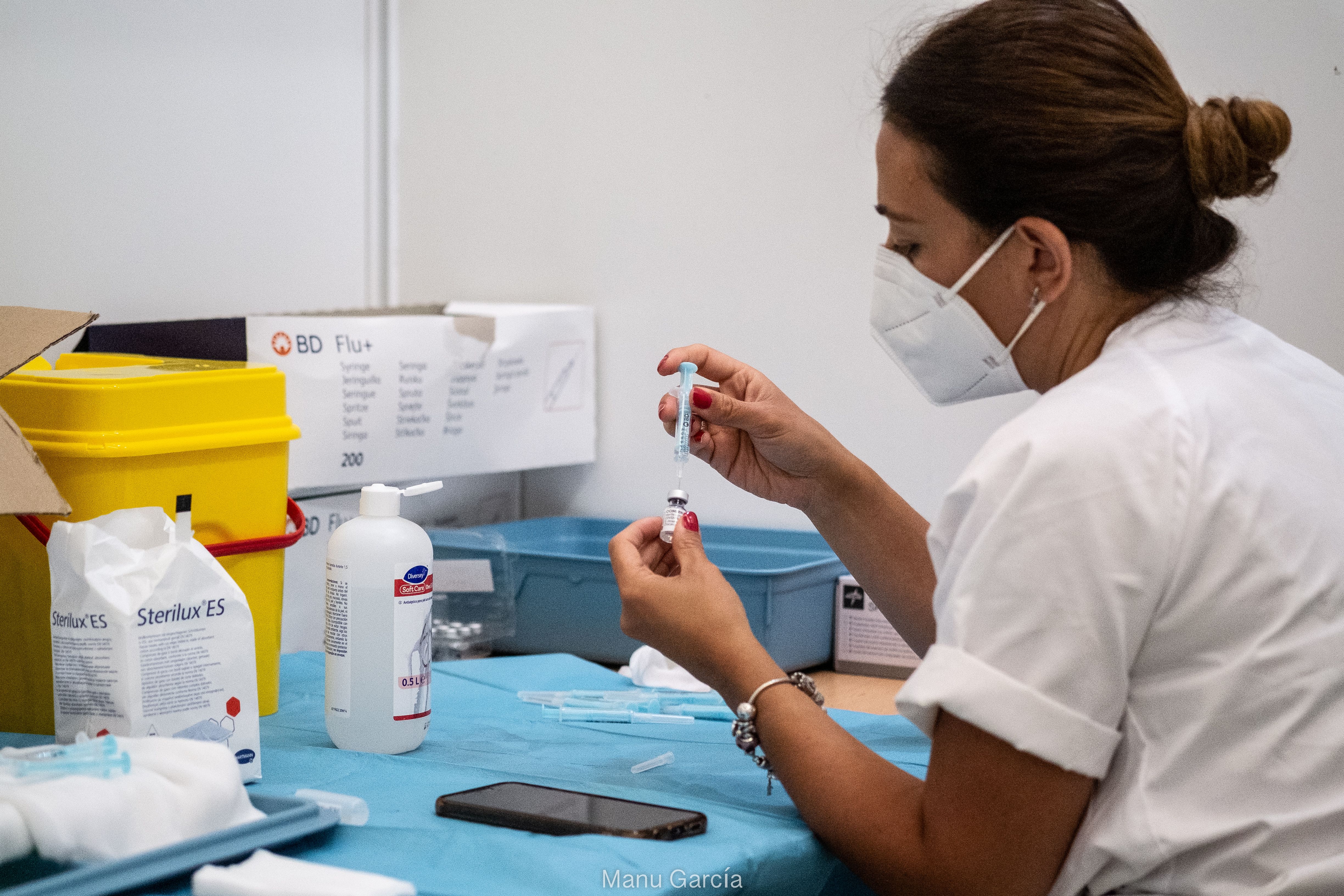 Todos los andaluces mayores de edad pueden desde este viernes pedir dosis de refuerzo. En la imagen, una sanitaria preparando una vacuna.