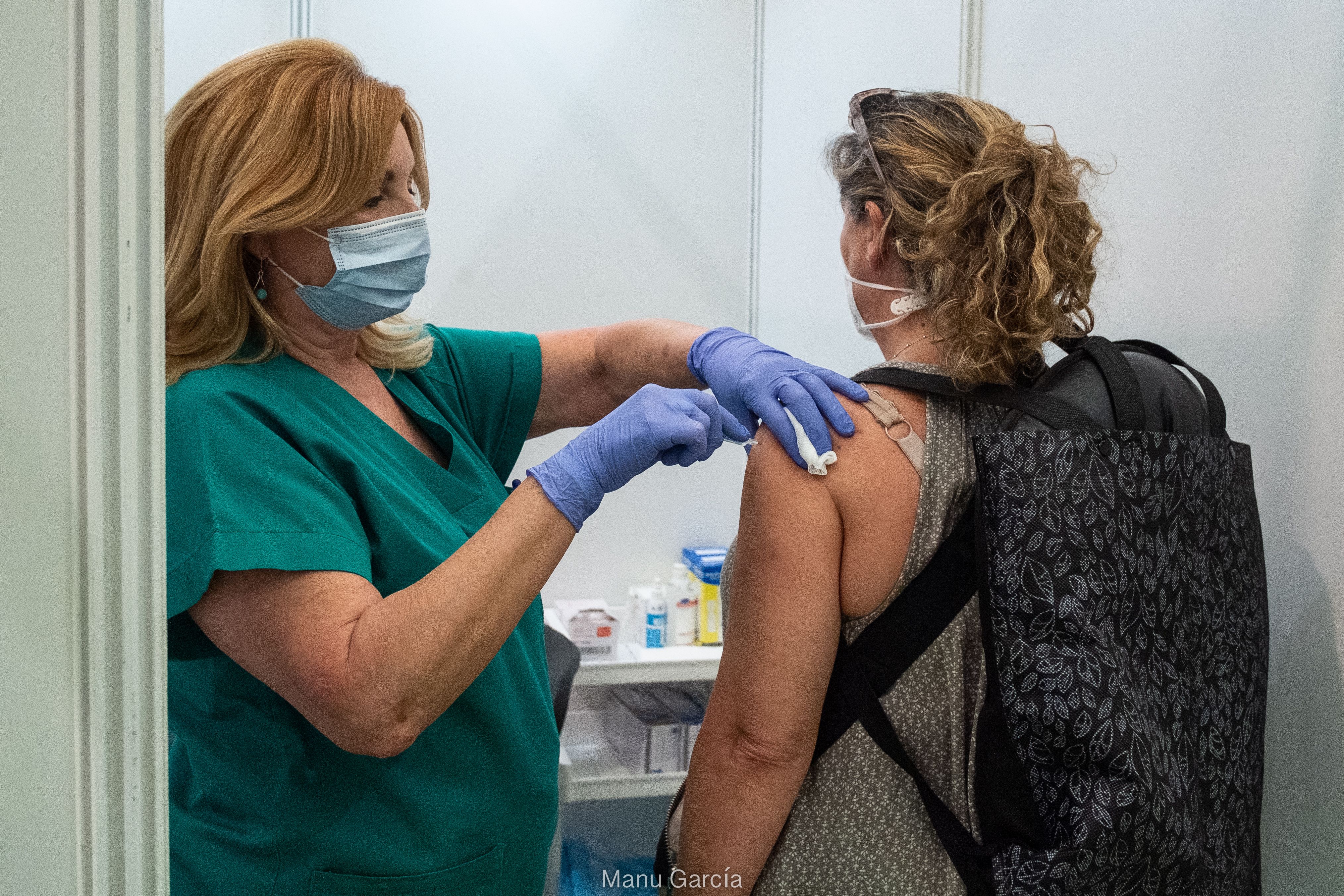 Una sanitaria pone una vacuna en el Pabellón Vega Veguita de Jerez.