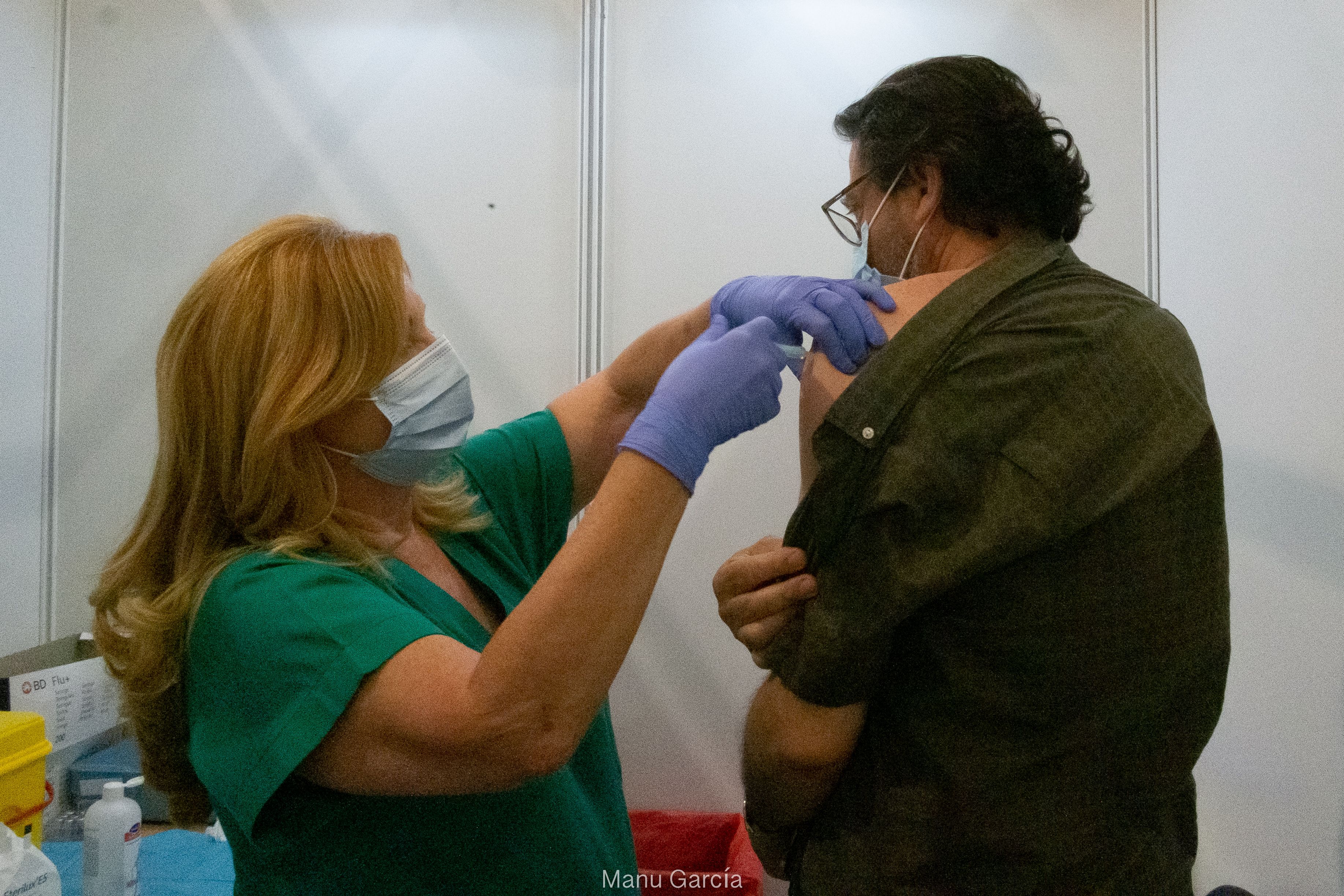 Una sanitaria andaluza poniendo la vacuna contra el covid.