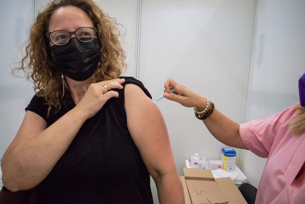 Una mujer se vacuna con Pfizer en Jerez en días pasados. FOTO: MANU GARCÍA.