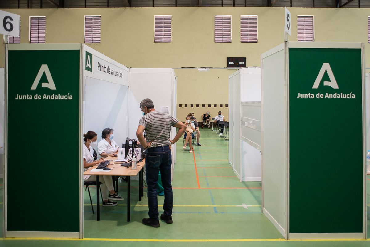 El contundente mensaje de Bendodo a los casi 600.000 andaluces que no han acudido todavía a un punto de vacunación como este.