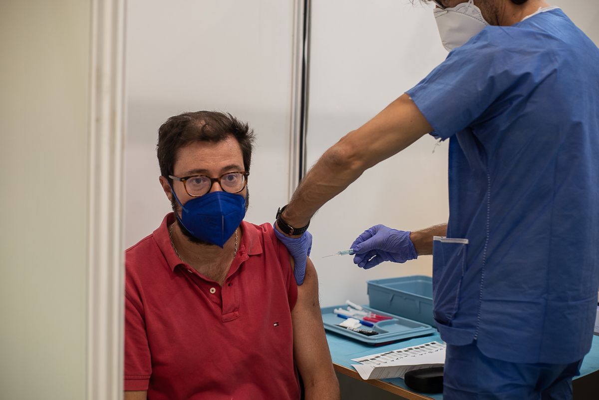 Un joven se vacuna con Pfizer en Jerez.