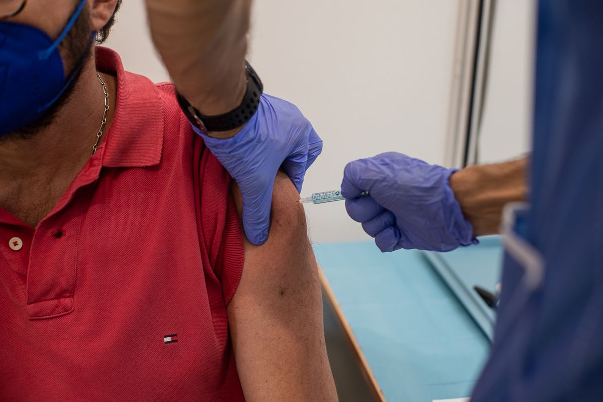 Los andaluces de 56 y 57 años ya pueden pedir la cita para la tercera vacuna