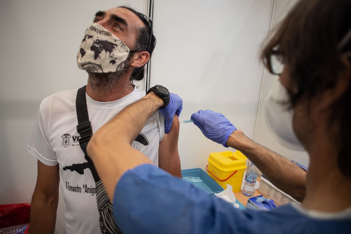 Un hombre se vacuna contra el coronavirus en Andalucía, en una imagen reciente.