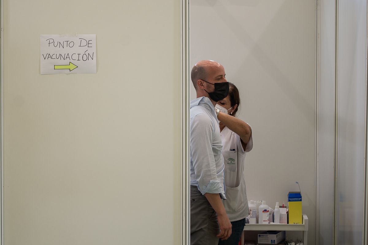 Una persona vacunándose contra el covid, en una imagen reciente.