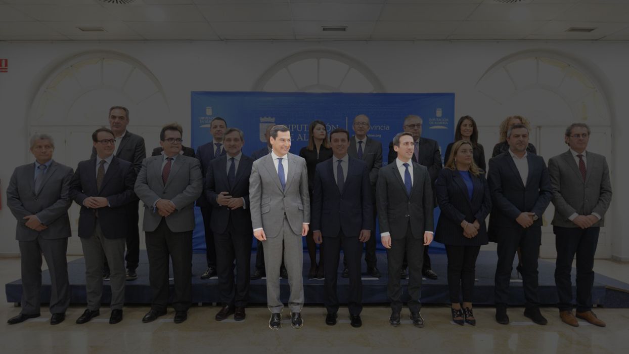 Moreno Bonilla, en una visita el año pasado a la Diputación de Almería, con Óscar Liria entre sus máximos dirigentes. JUNTA