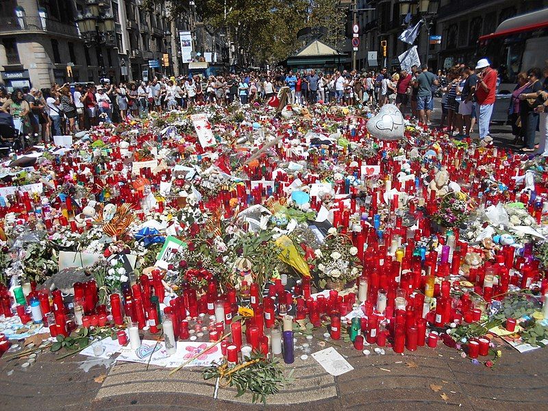 Ofrendas en memoria de las víctimas del atentado de Barcelona. FOTO: CANAAN