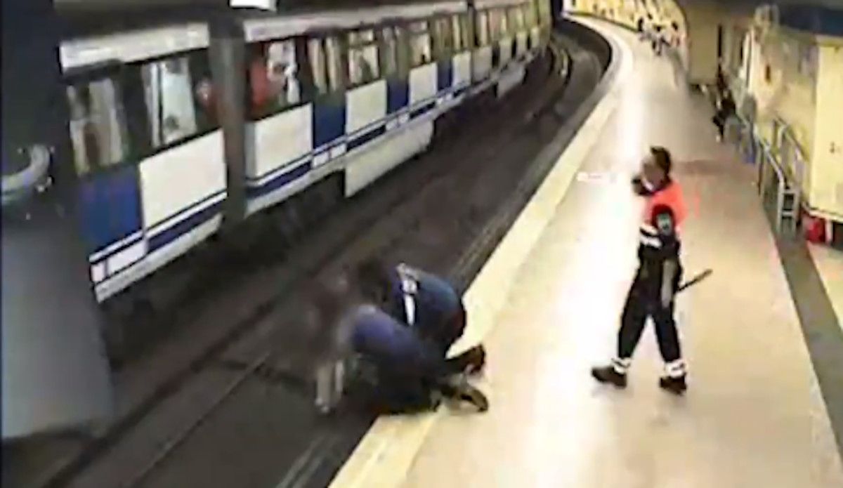 La Policía salva a una mujer que se iba a suicidar en el metro de Madrid.