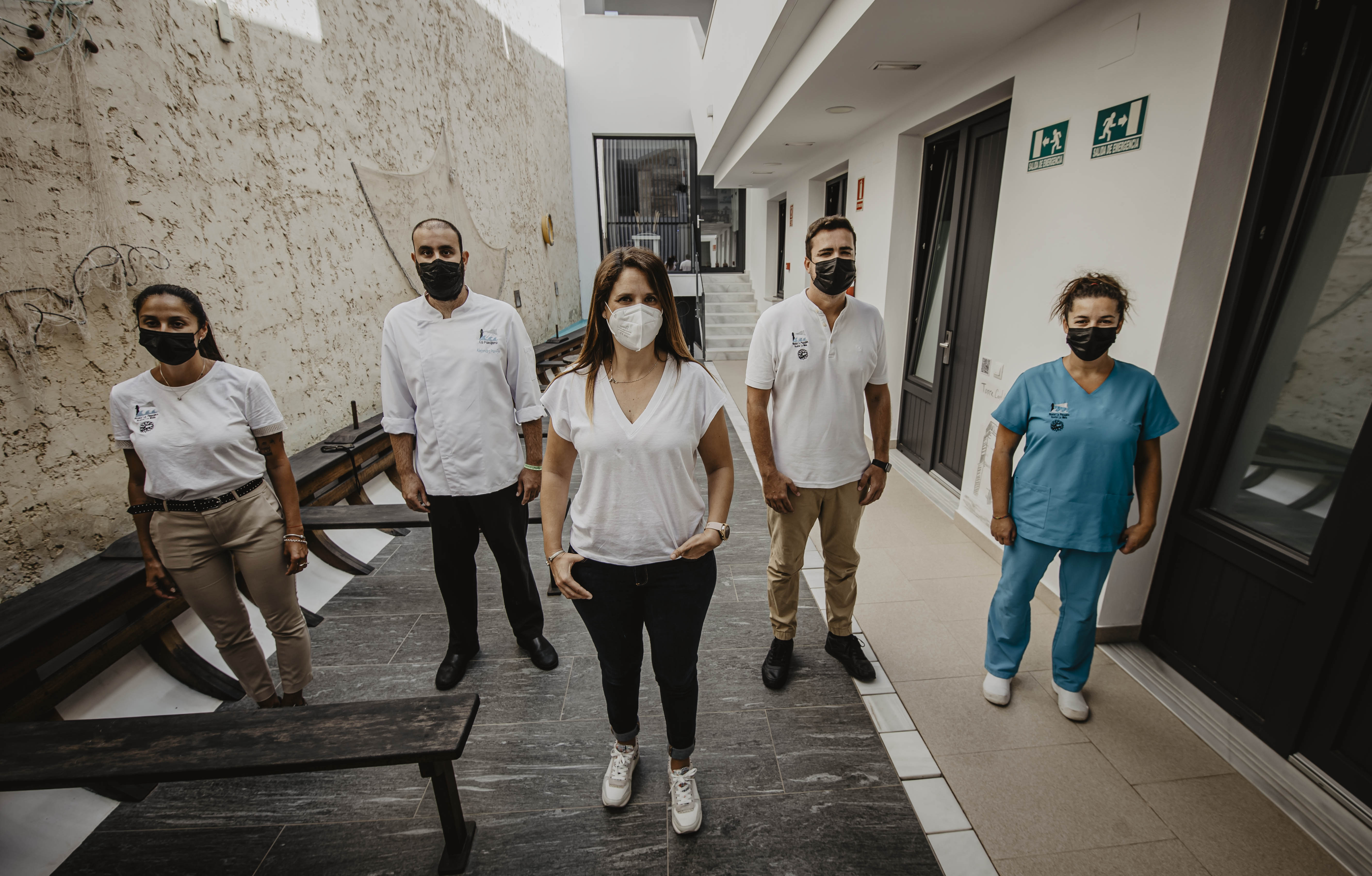 Parte del equipo del hostal La Pasajera, en Conil, con su directora, Leonor Ureba, en el centro.