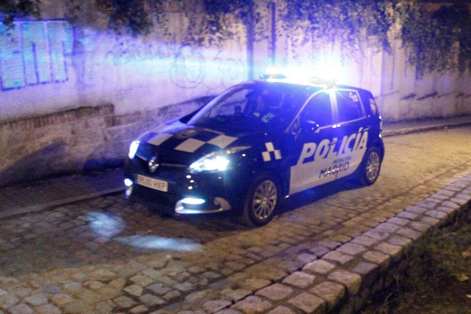 Un coche de Policía en Madrid, en una imagen de archivo. Se busca a un hombre tras apuñalar a un niño de 7 años a la salida de un colegio