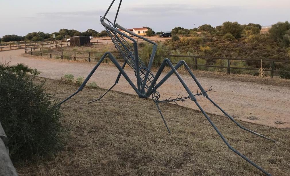 Monumento al mosquito en la Dehesa de Abajo de La Puebla del Río.