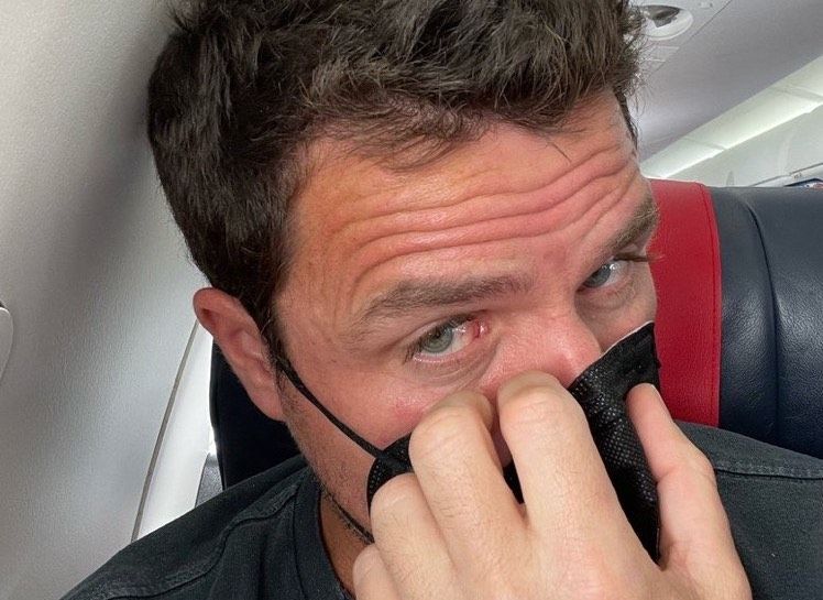 El cantante Dani Martín, en un avión, tras anunciar que va al psiquiatra. El cantante Dani Martín, en un avión, tras anunciar que va al psiquiatra.