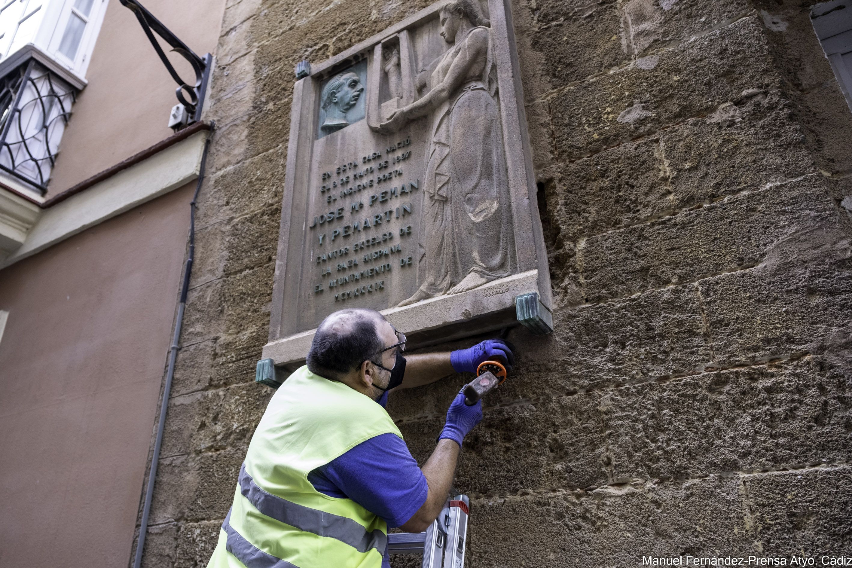 La retirada de la placa de simbología franquista de la fachada de la casa natal de Pemán.