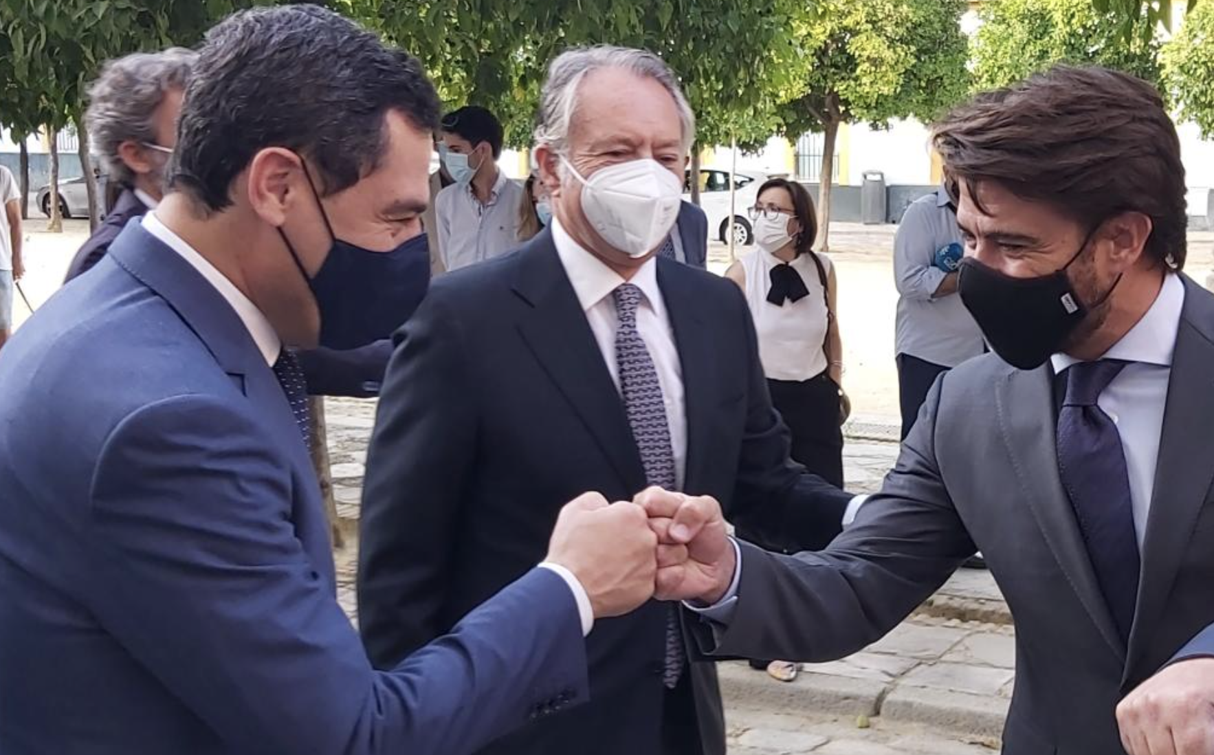 Moreno saludando a Pérez, en un acto reciente en Sevilla.