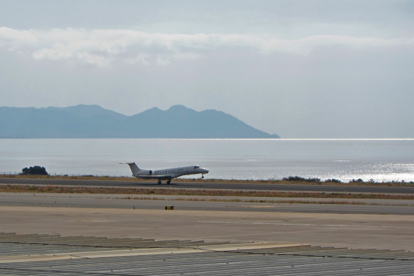 Un avión en el aeropuerto de Almería. FOTO: EUROPA PRESS. 