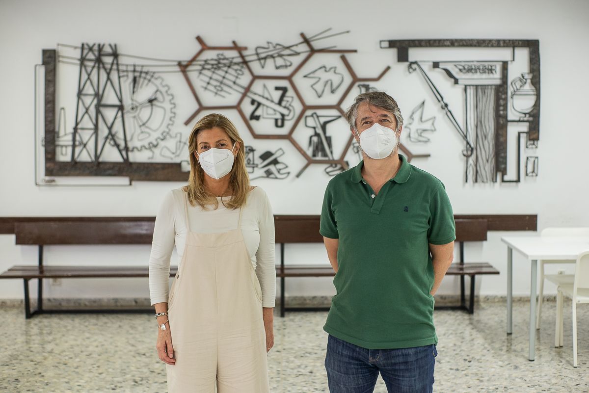 Rocío García y José Rodríguez de Medina, frente al emblemático mural de Rumasa.