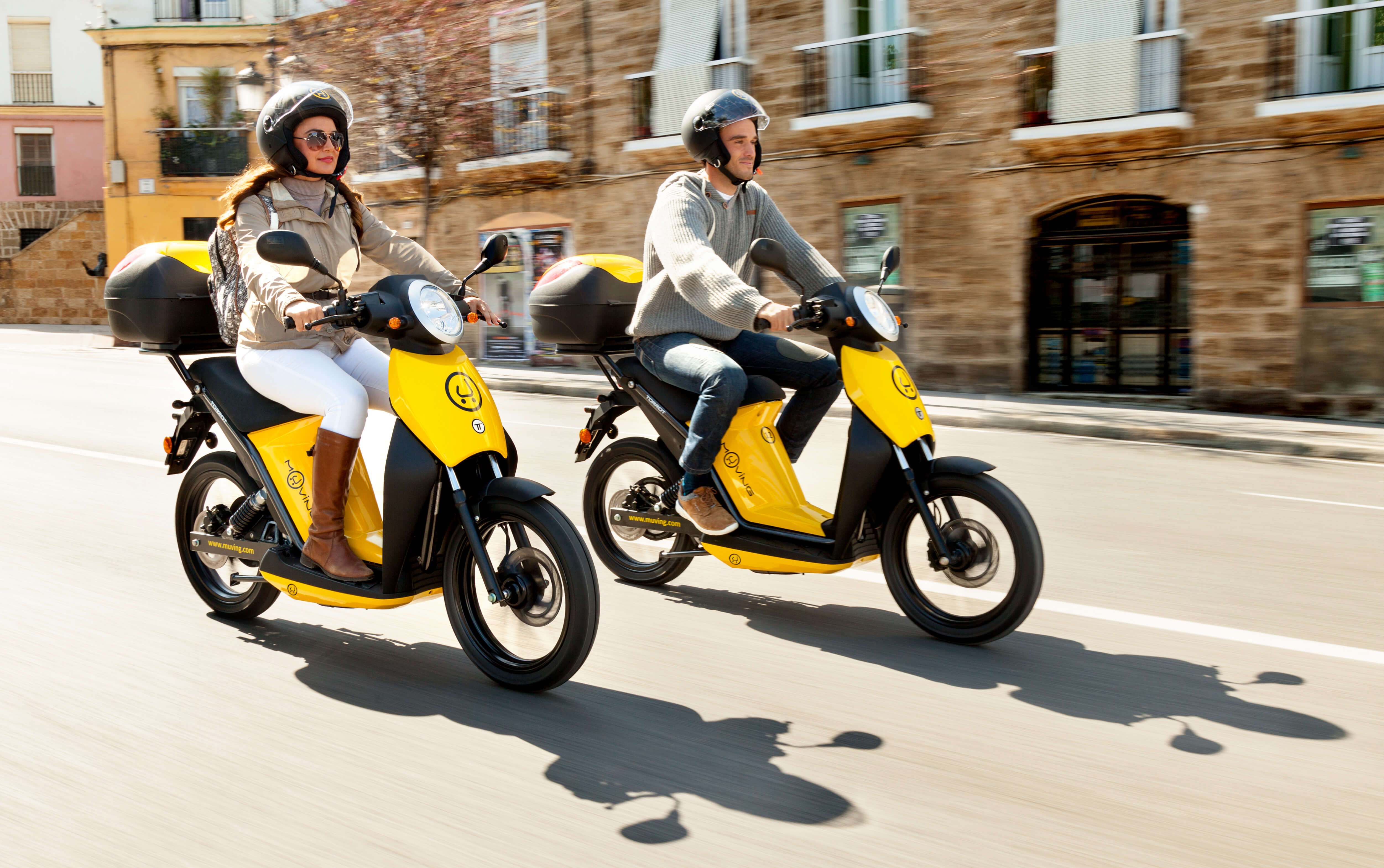 Dos motos Muving por Cádiz, en una imagen de archivo.