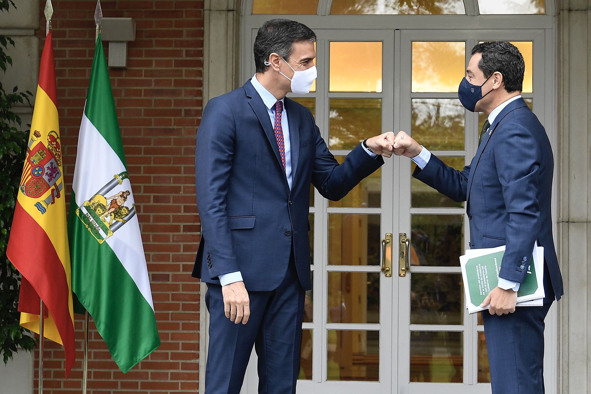 Moreno Bonilla, presidente de la Junta, saluda a Pedro Sánchez en la Moncloa.