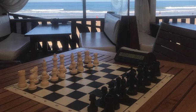 Un tablero de ajedrez, en el chiringuito Albatros de Chiclana.