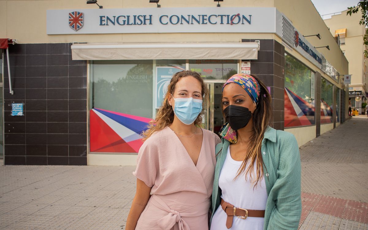 Paula de la Calle y Soraya Woods, frente a su academia, English Connection, frente a la UCA, en Jerez.