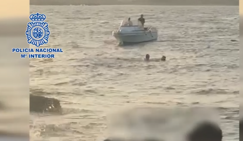 Captura del vídeo en el que se aprecia al agente salvando al migrante.