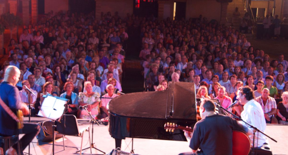 Más de un centenar de conciertos al aire libre, la mayoría gratuitos, resonarán en Cádiz este verano.