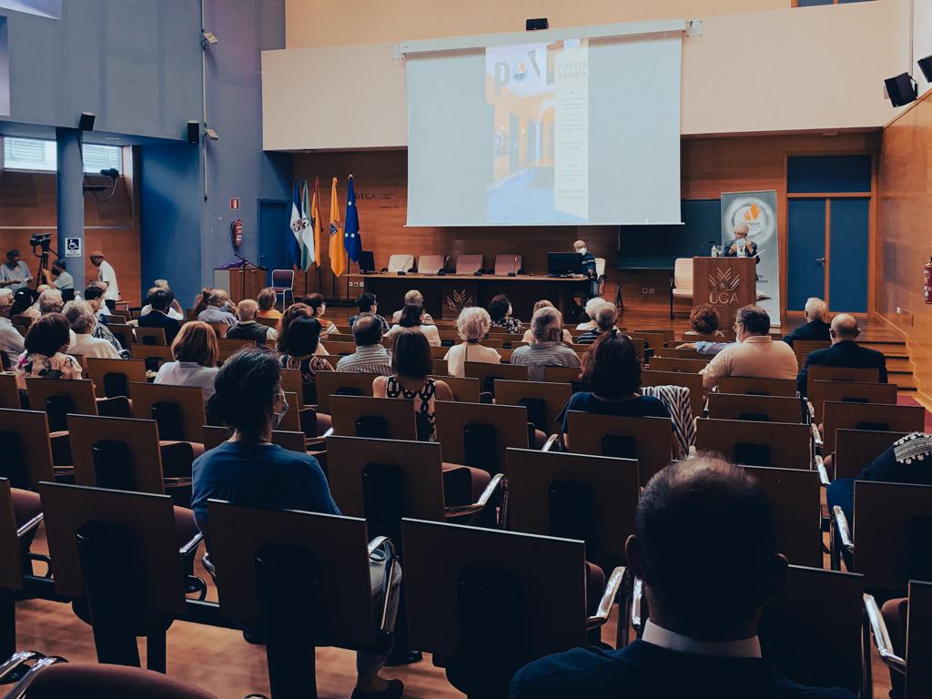 Un momento de la presentación de la revista 'Puerta abierta'.