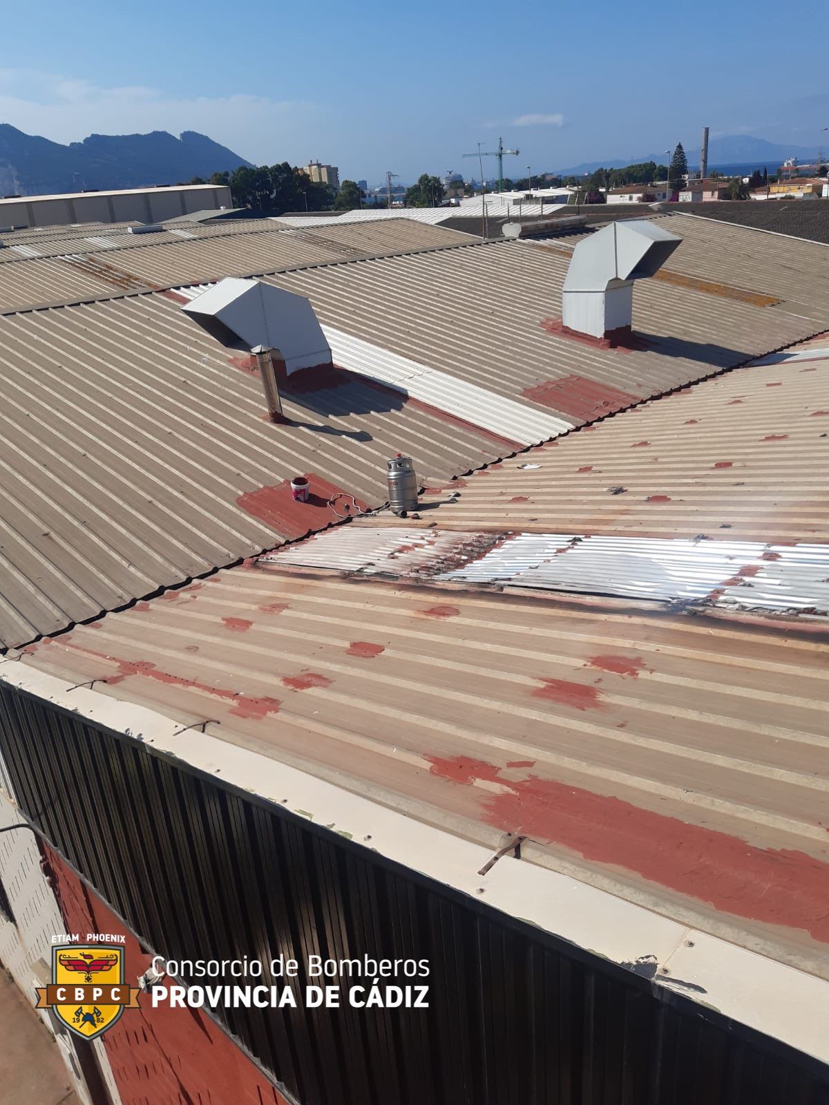 El techo de la nave del prostíbulo, en una imagen de los bomberos. El techo de la nave del prostíbulo, en una imagen de los bomberos.