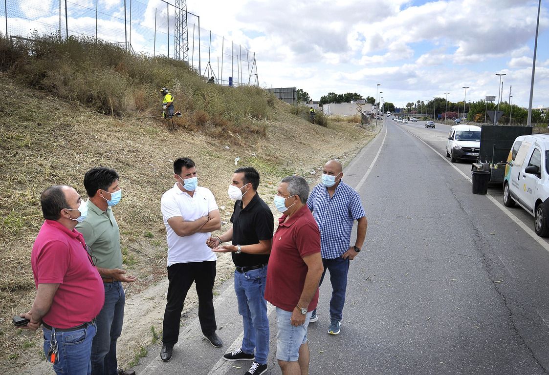 Jerez limpia y desbroza 500.000 metros de hierbas y maleza.