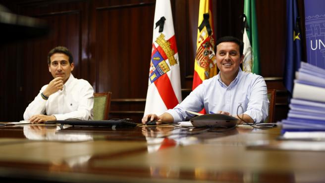 El diputado provincial Óscar Liria junto al presidente de la Diputación, Javier Aureliano García, en una imagen de archivo.