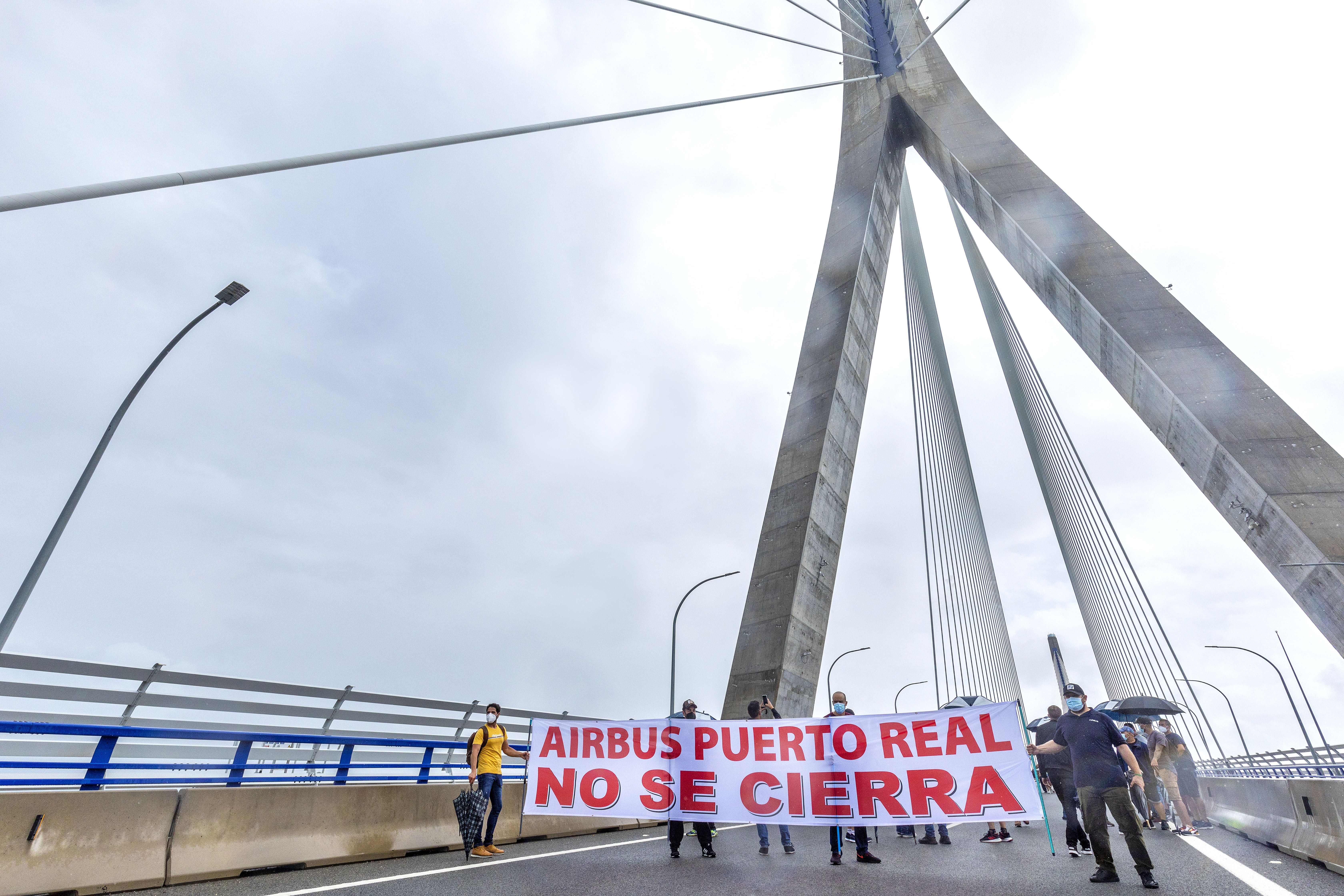 Una manifestación contra el cierre de Airbus Puerto Real pidiendo más carga de trabajo.