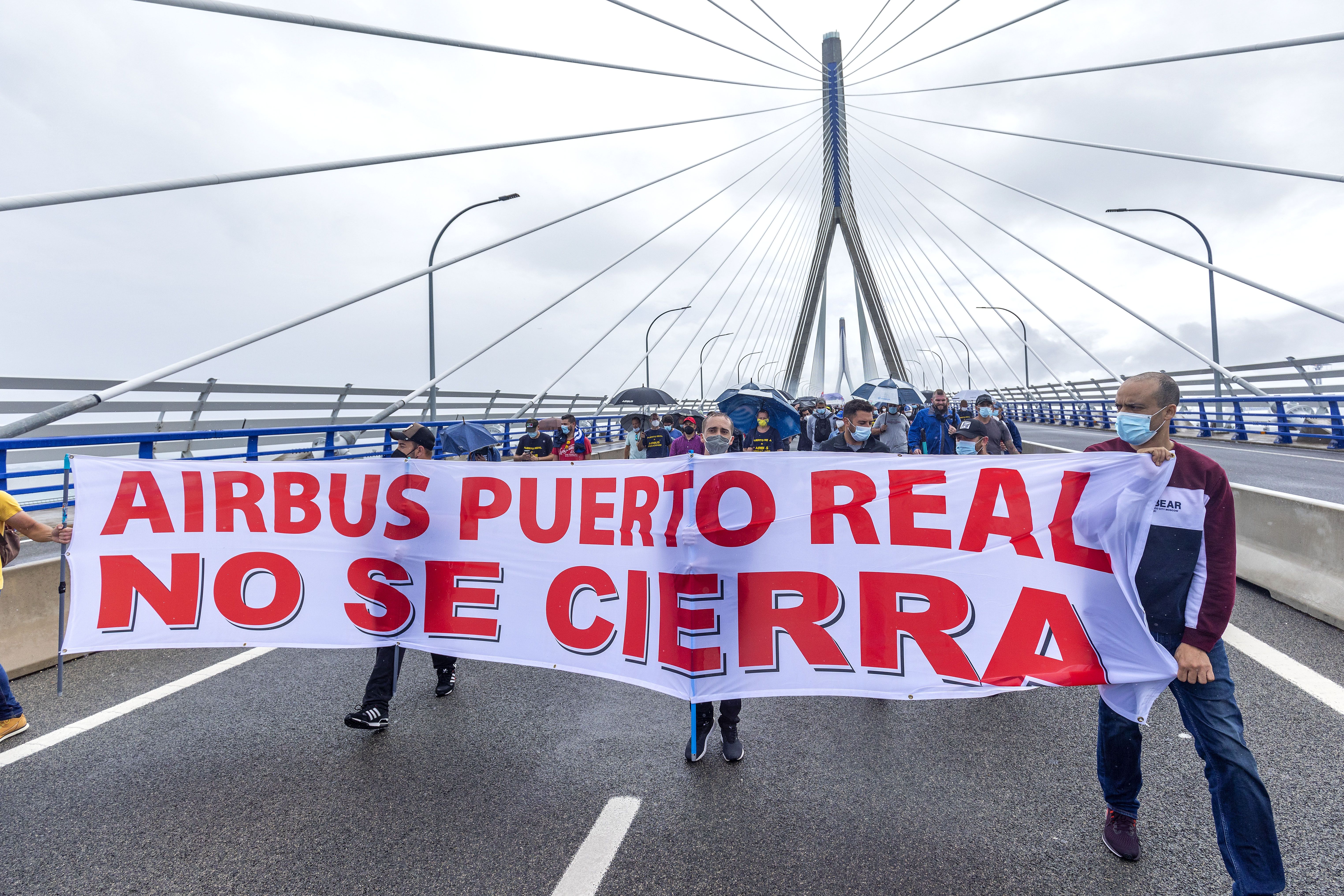 La cabecera de la manifestación contra el cierre de Airbus Puerto Real, a su paso por el segundo puente.