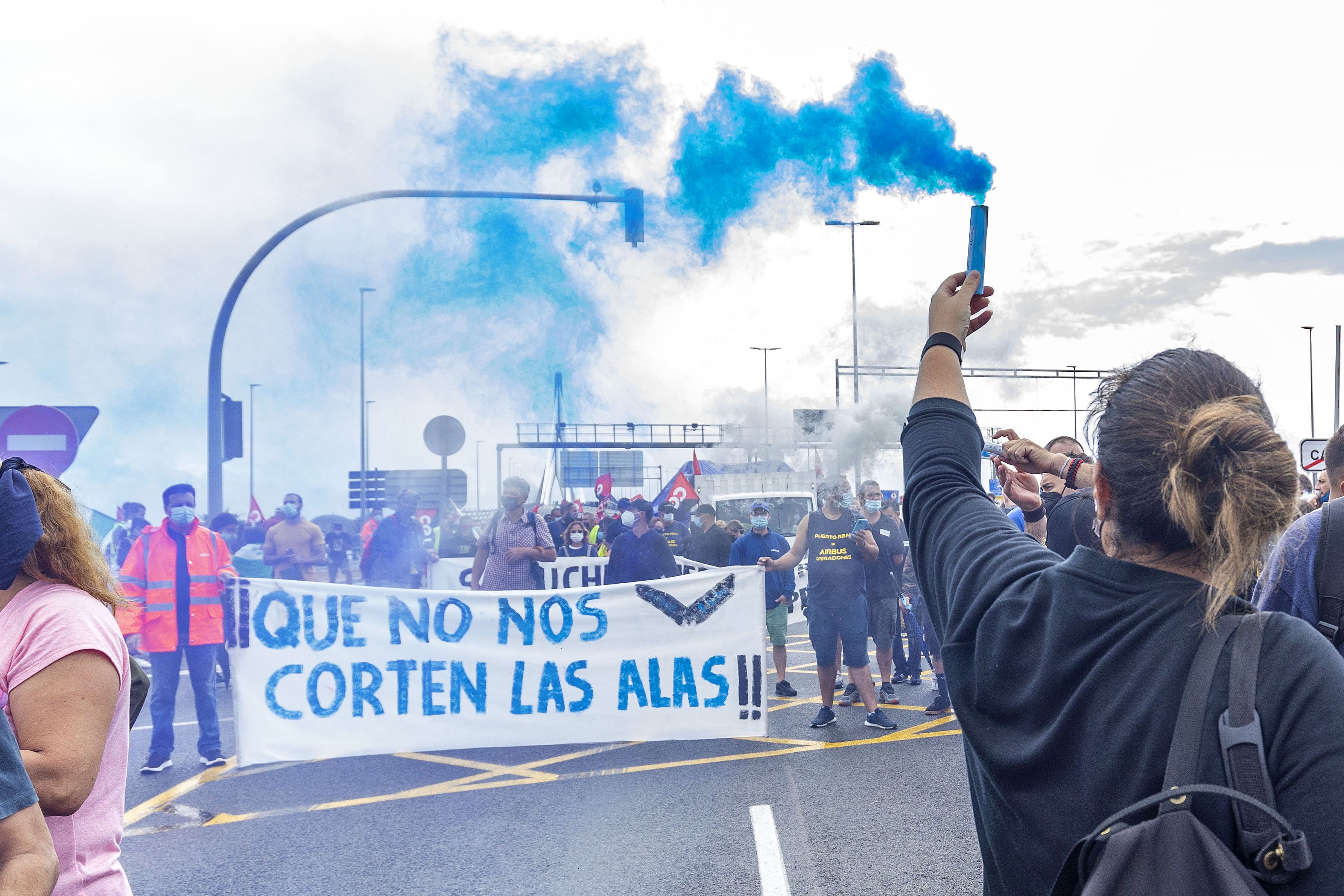 Manifestantes durante una protesta contra el cierre de Airbus Puerto Real.