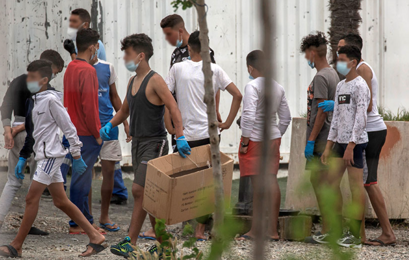 Condenan a nueve años de prisión a dos ceutís por disparar a menores migrantes desde la ventana