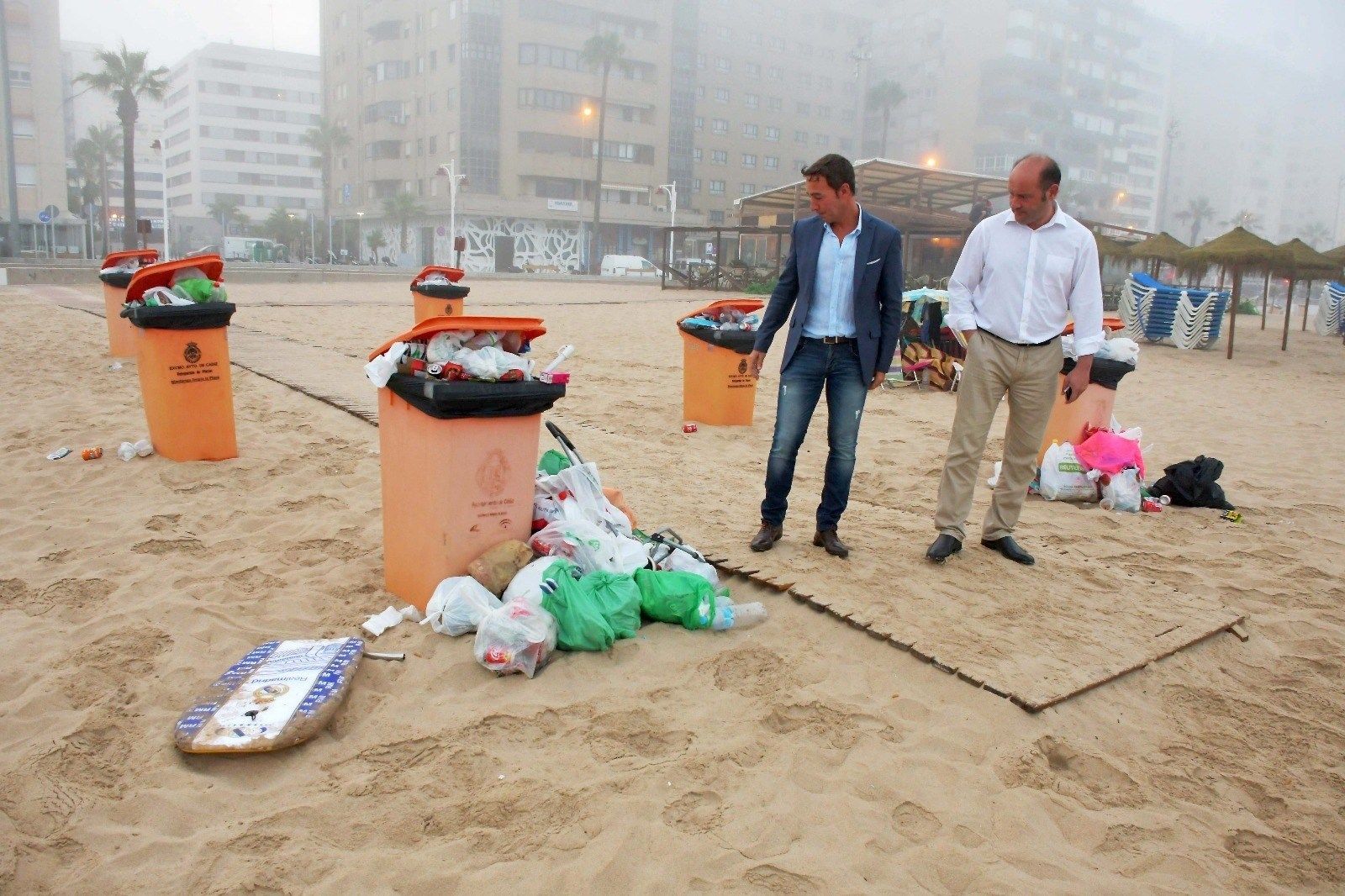 Miembros del PP en una playa de la capital gaditana.