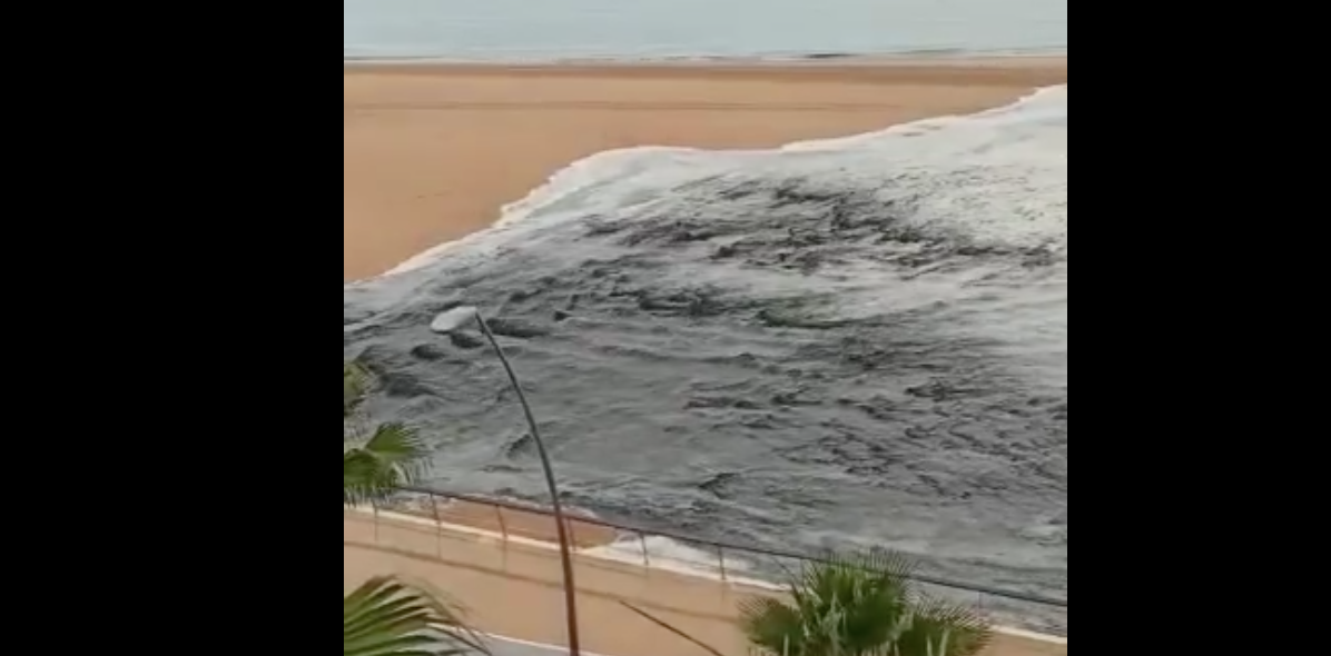 Vertidos de aguas residuales al mar, en Sanlúcar, tras las lluvias de este viernes.