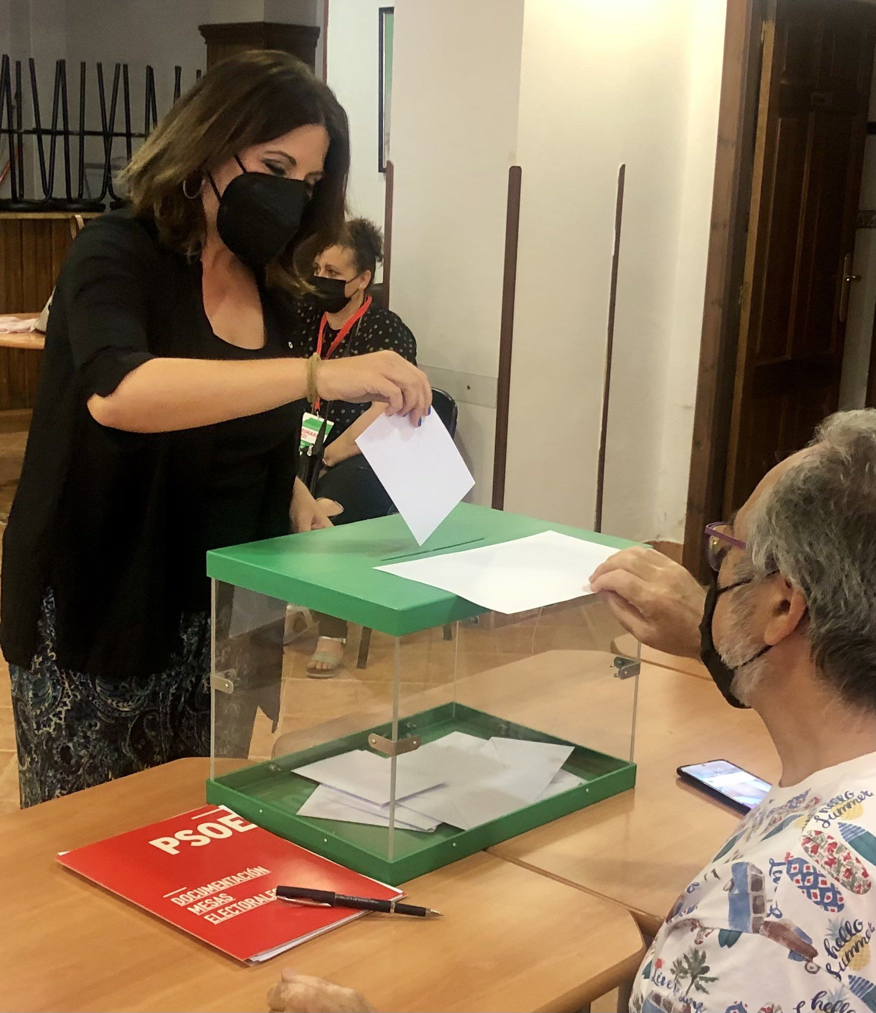 Ángeles Férriz, en las votaciones de las primarias socialistas este pasado domingo.