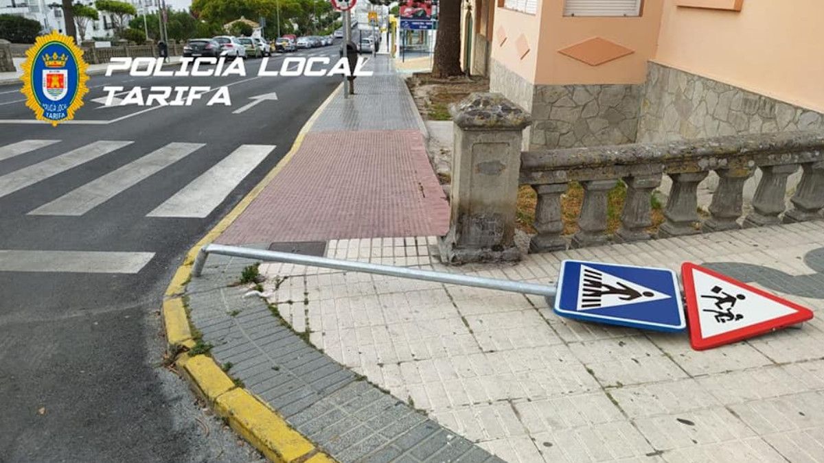Señal de tráfico derribada en Tarifa.