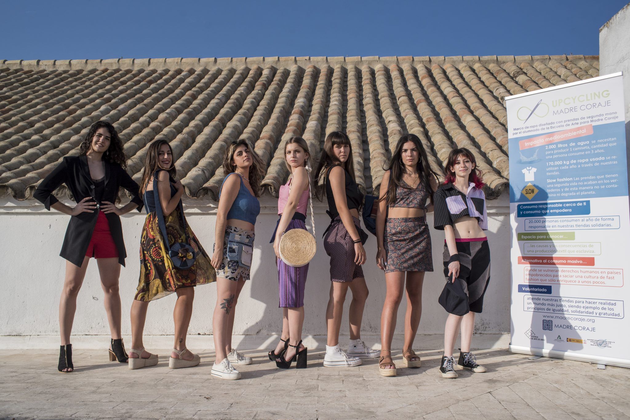 Alumnas de la Escuela de Arte de Jerez creadoras de la colección 'Upcycling'.
