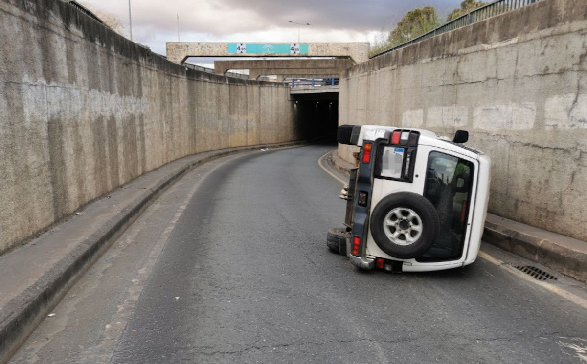Un conductor borracho vuelca su coche en una carretera de Alcalá de Guadaíra.
