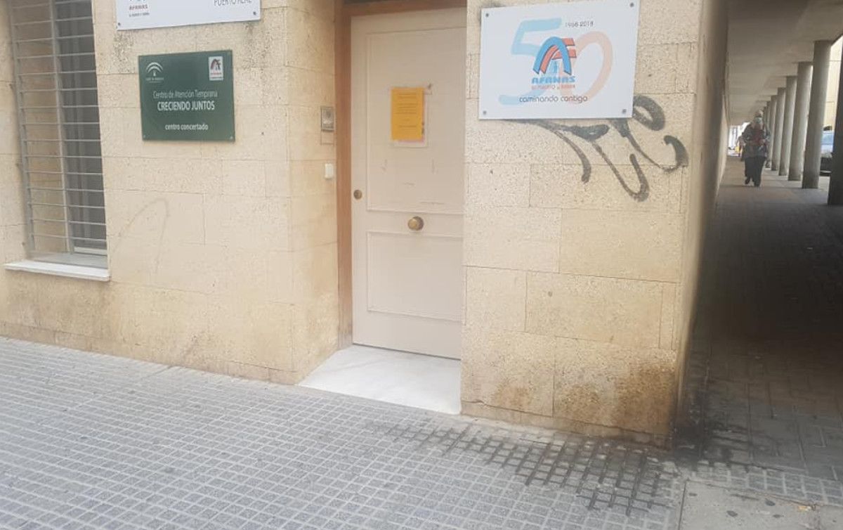 Denuncian orina de perro en la sede de Afanas de Puerto Real.
