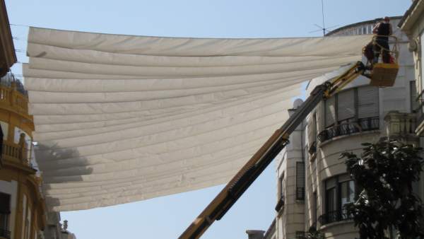 Un operario colocando toldos en una calle de la capital cordobesa, en una imagen de archivo.