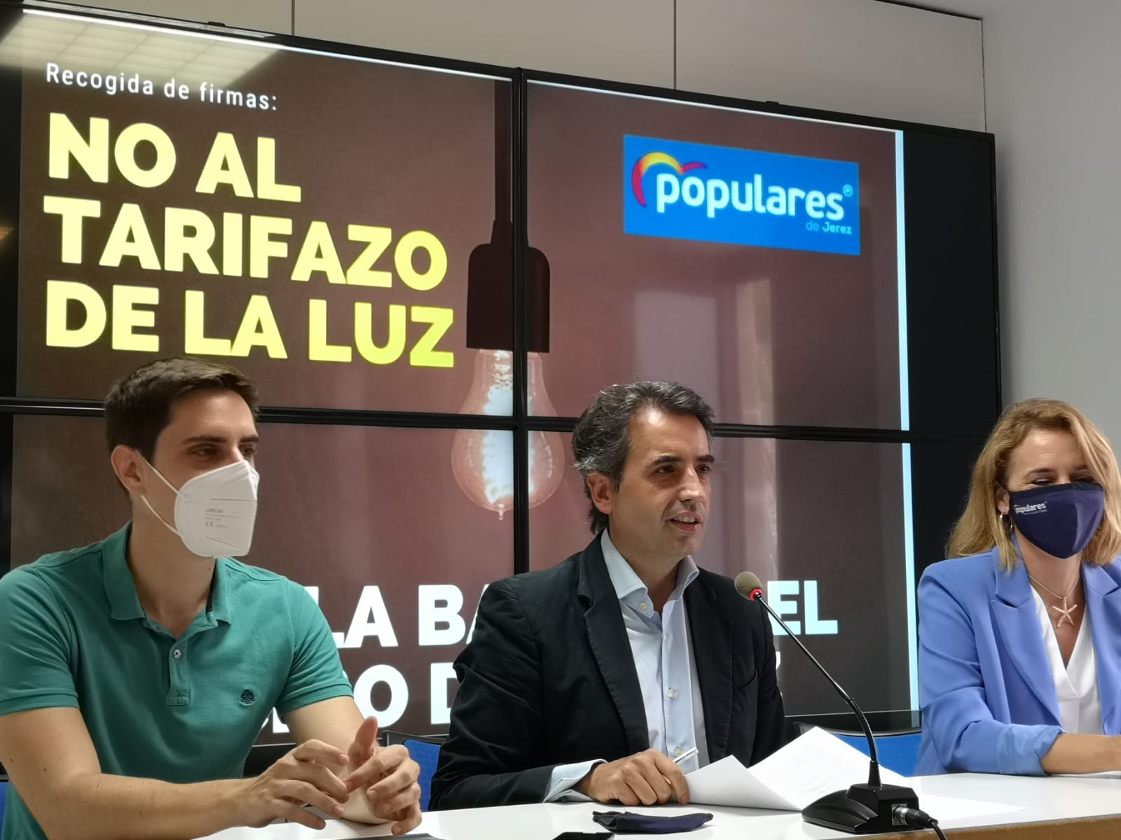 El PP recoge firmas contra el "tarifazo" de la luz en los mercadillos de Jerez.