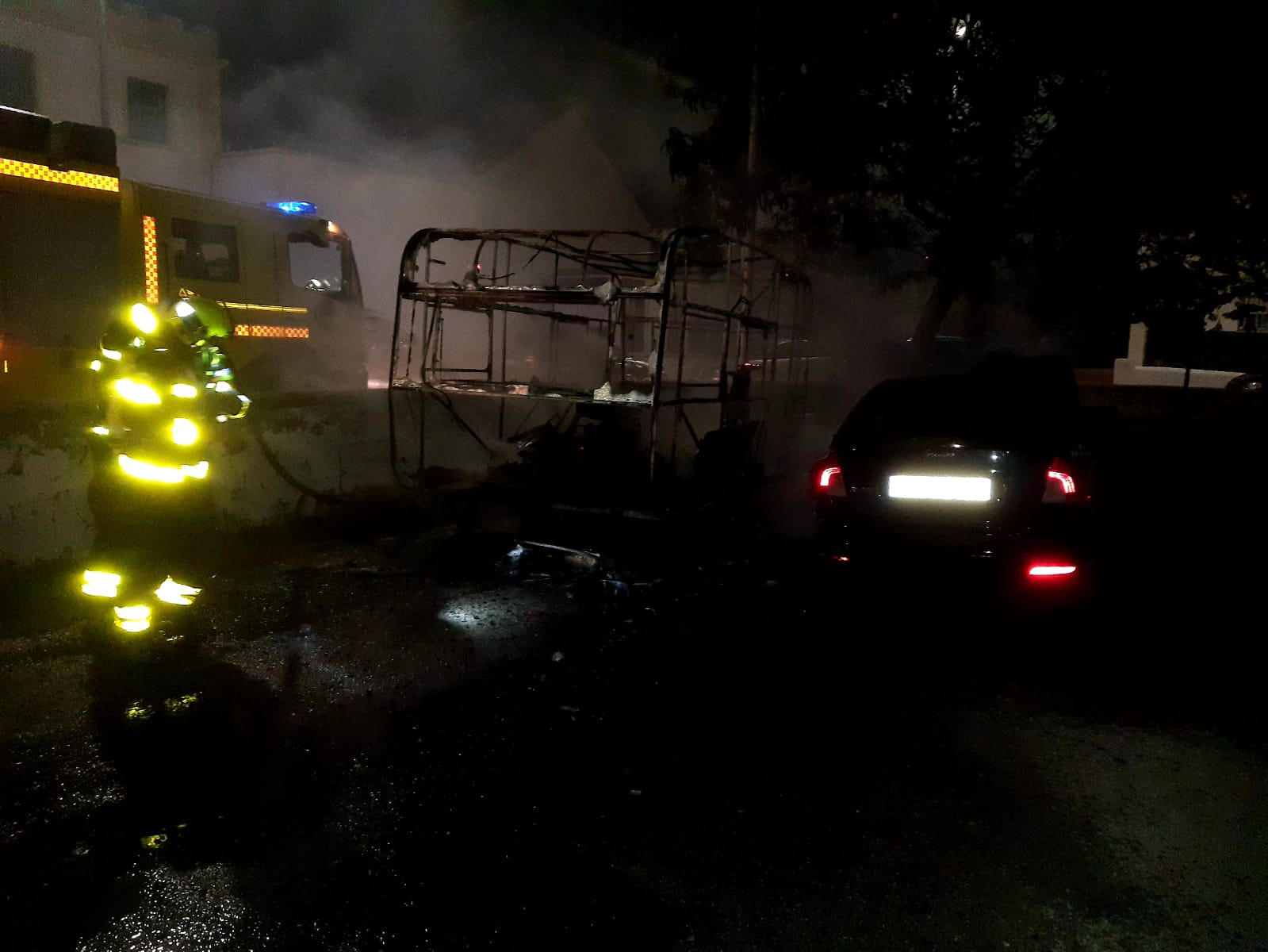 Aspecto de la autocaravana tras el incendio.
